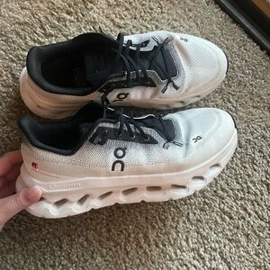 Oncloud Tilt black and white gym shoes size 9
